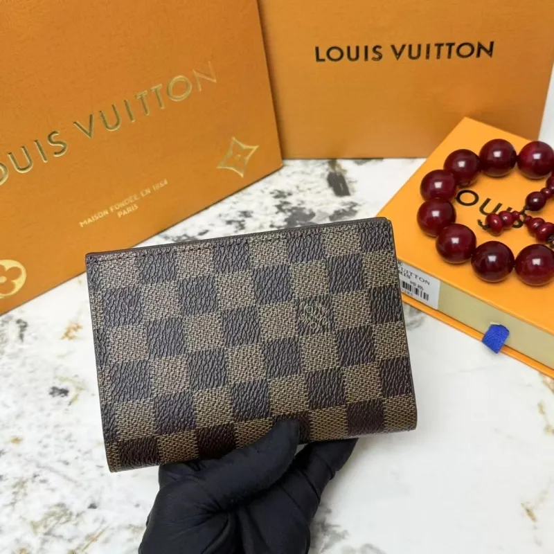Alternative view of LV Wallets-2219