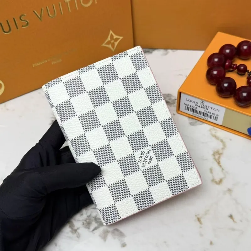Alternative view of LV Wallets-2221