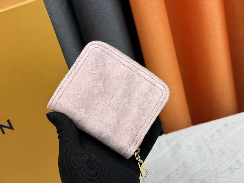 Alternative view of LV Wallets-2257