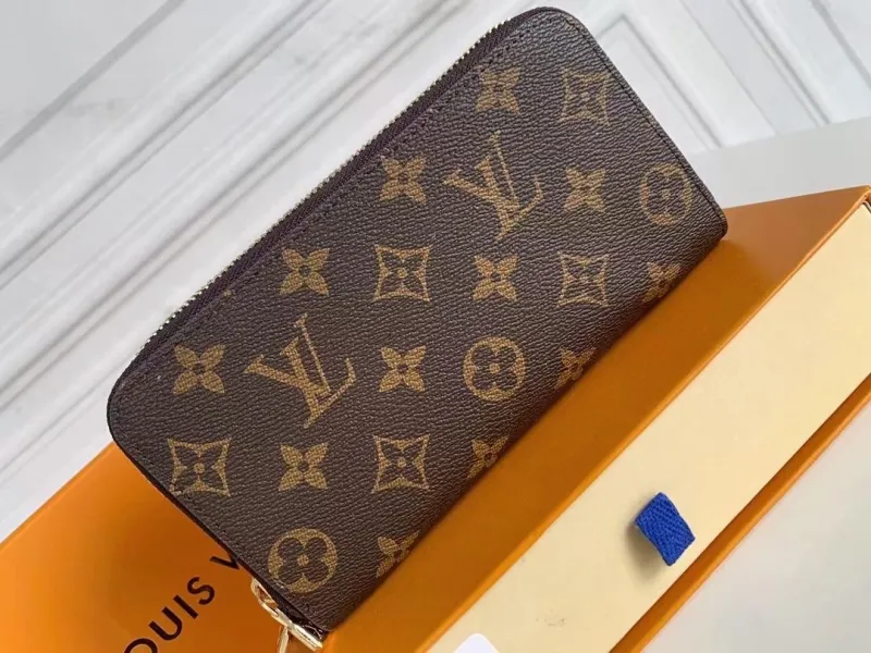 Alternative view of LV Wallets-2285
