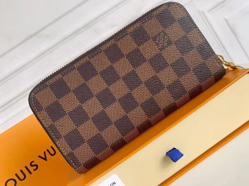 Alternative view of LV Wallets-2286