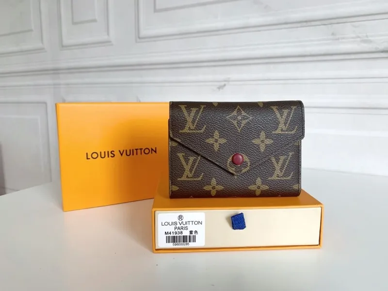 LV Wallets-2291