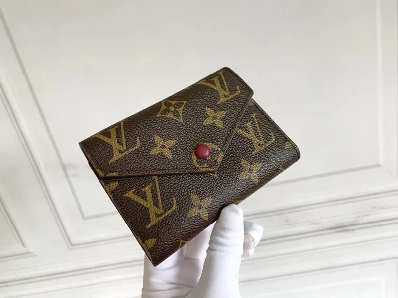 Alternative view of LV Wallets-2291