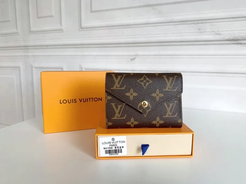 LV Wallets-2292