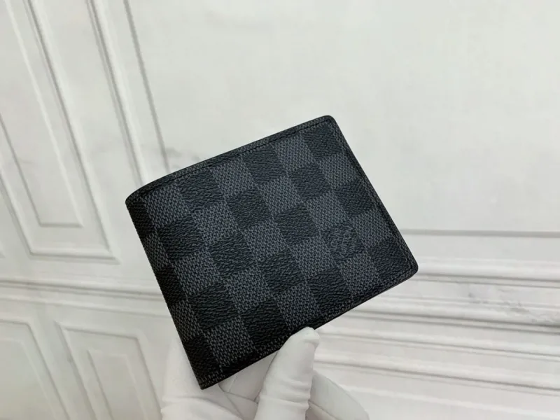 Alternative view of LV Wallets-2304