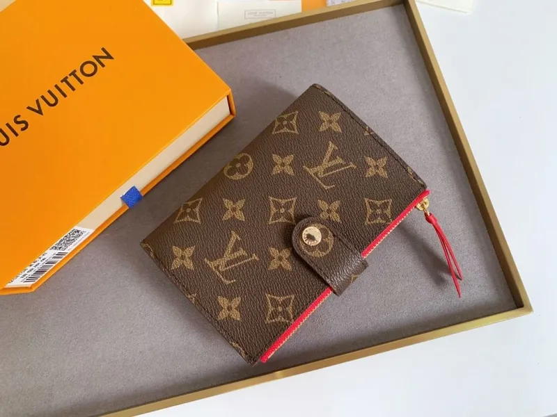 Alternative view of LV Wallets-2319