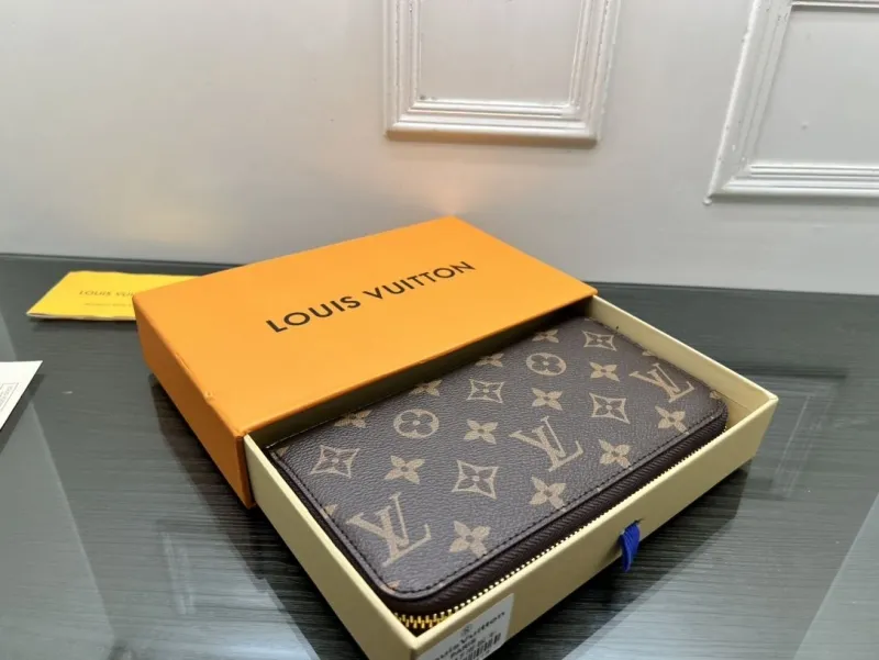 Alternative view of LV Wallets-2329