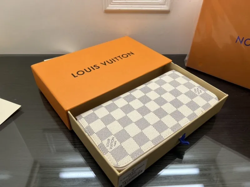 Alternative view of LV Wallets-2331