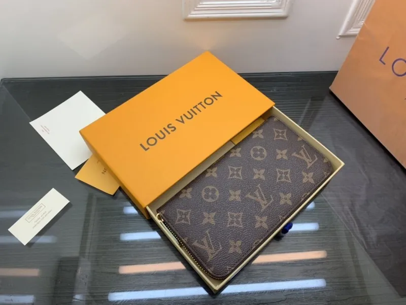 Alternative view of LV Wallets-2332