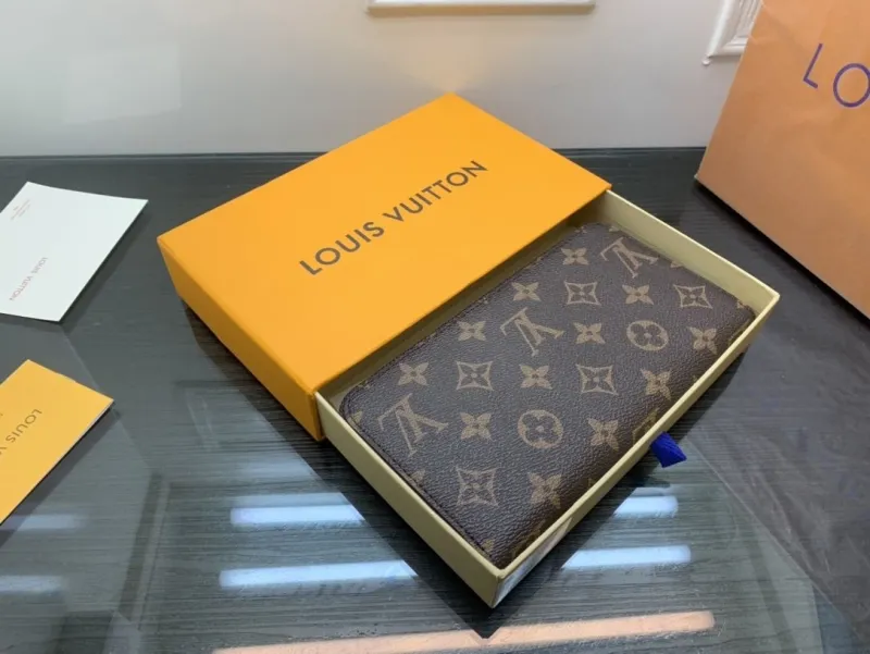 Alternative view of LV Wallets-2335