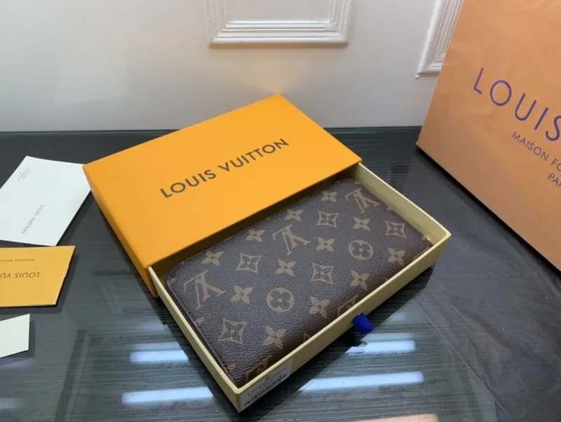 Alternative view of LV Wallets-2336