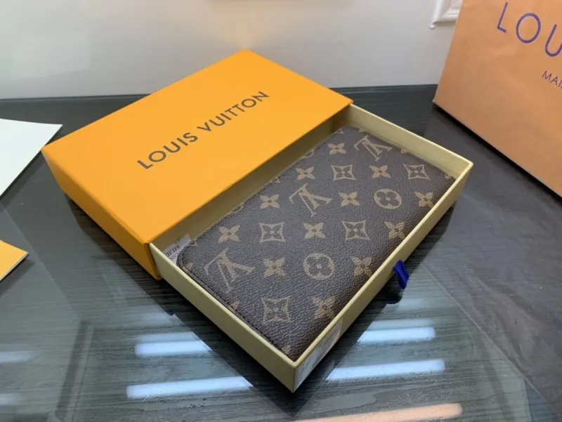 Alternative view of LV Wallets-2337