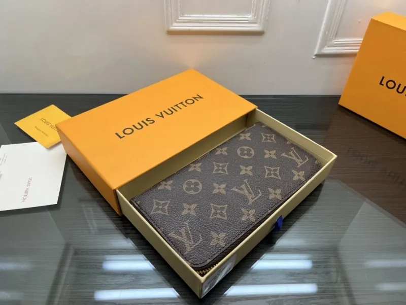 Alternative view of LV Wallets-2338