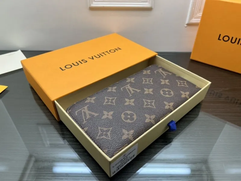 Alternative view of LV Wallets-2339