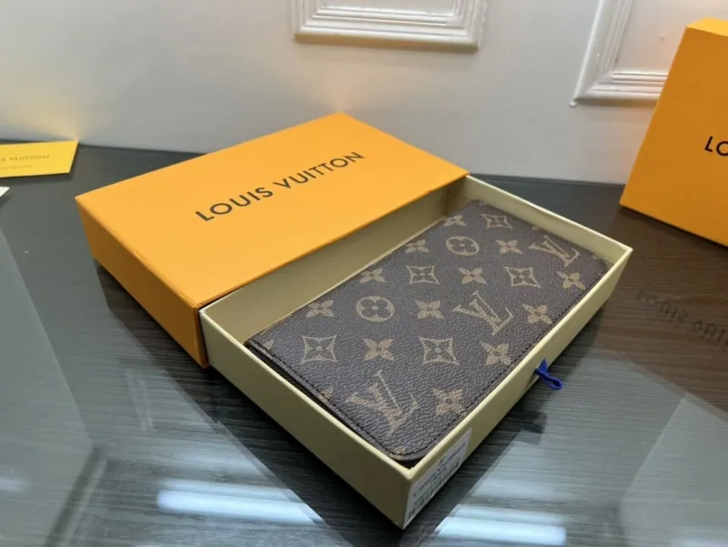 Alternative view of LV Wallets-2340