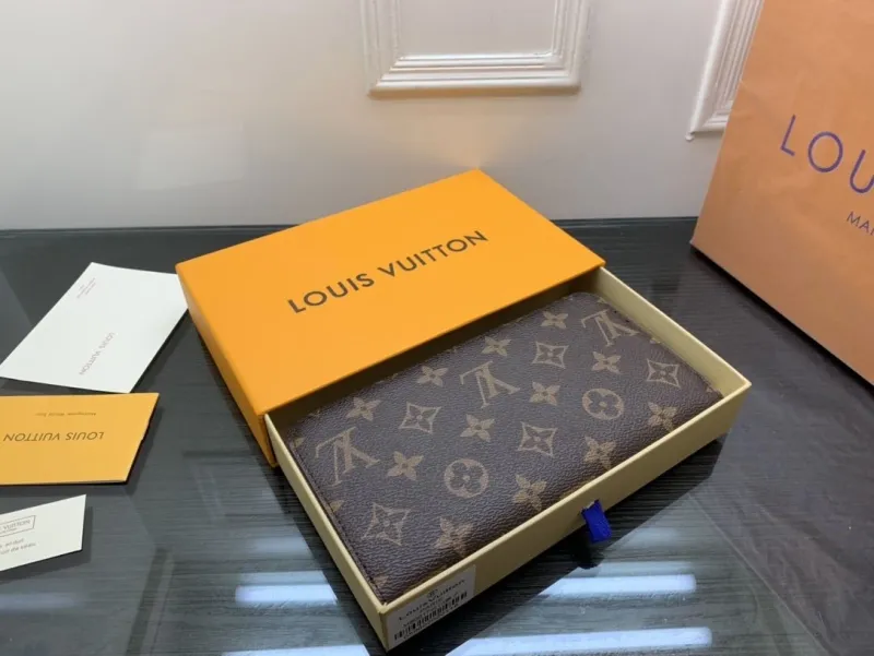 Alternative view of LV Wallets-2342