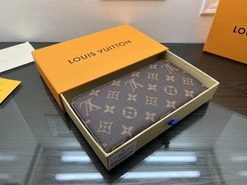 Alternative view of LV Wallets-2343
