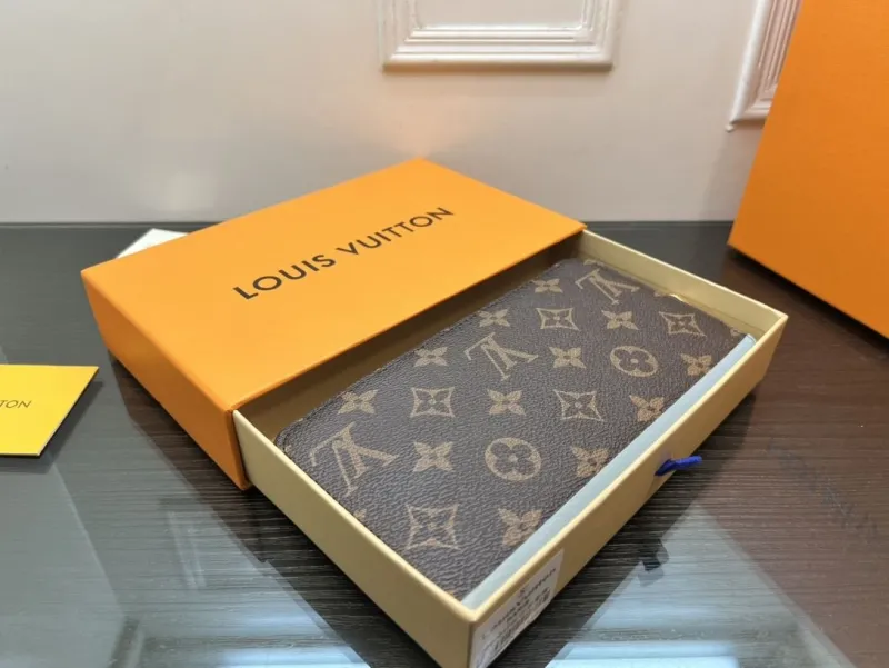 Alternative view of LV Wallets-2344