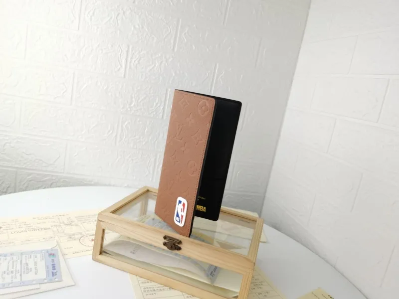 Alternative view of LV Wallets-2361