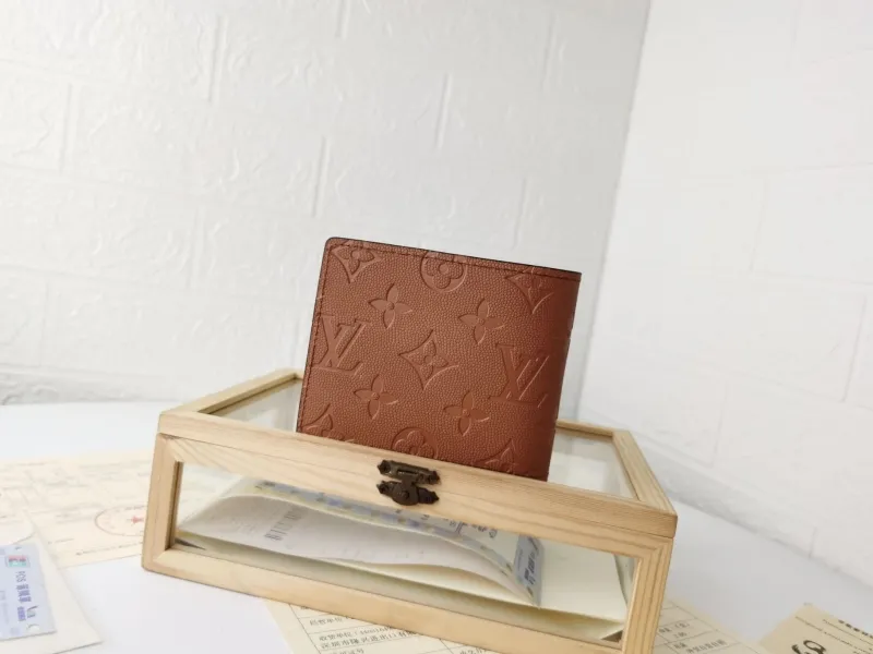 Alternative view of LV Wallets-2362