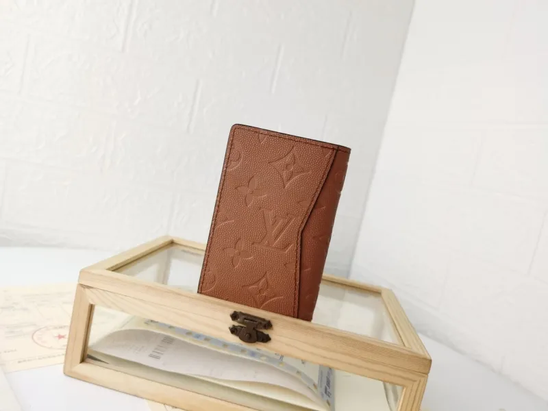 Alternative view of LV Wallets-2363