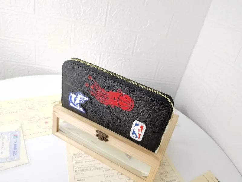 Alternative view of LV Wallets-2364