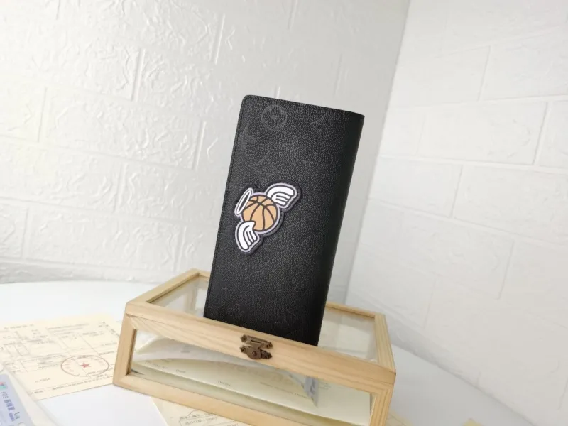 Alternative view of LV Wallets-2365
