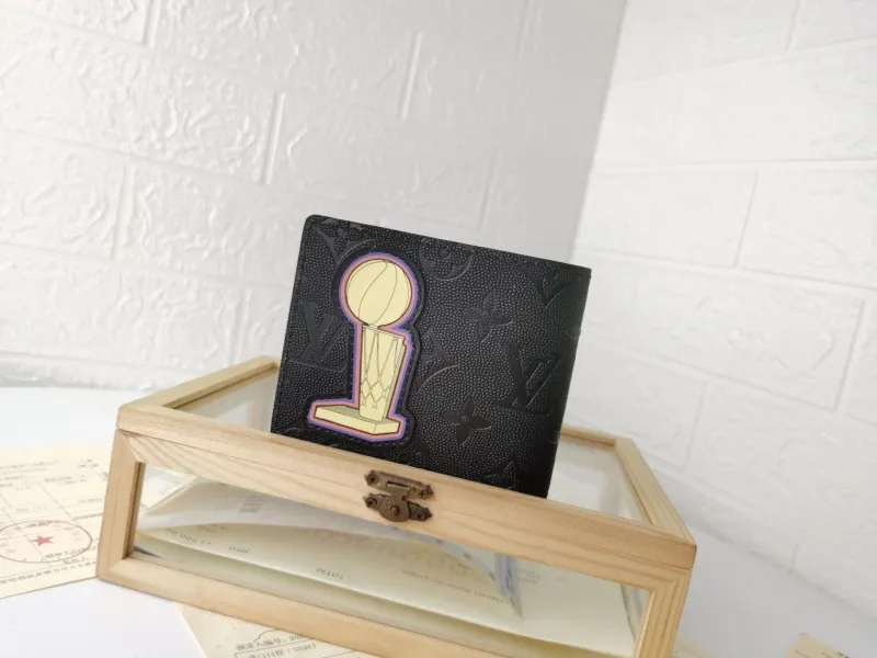 Alternative view of LV Wallets-2366