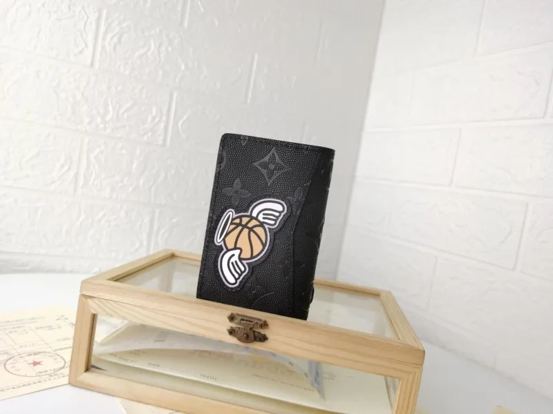 Alternative view of LV Wallets-2367