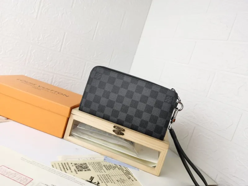 Alternative view of LV Wallets-2371