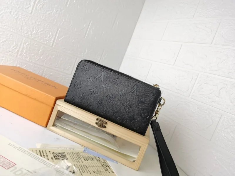 Alternative view of LV Wallets-2372