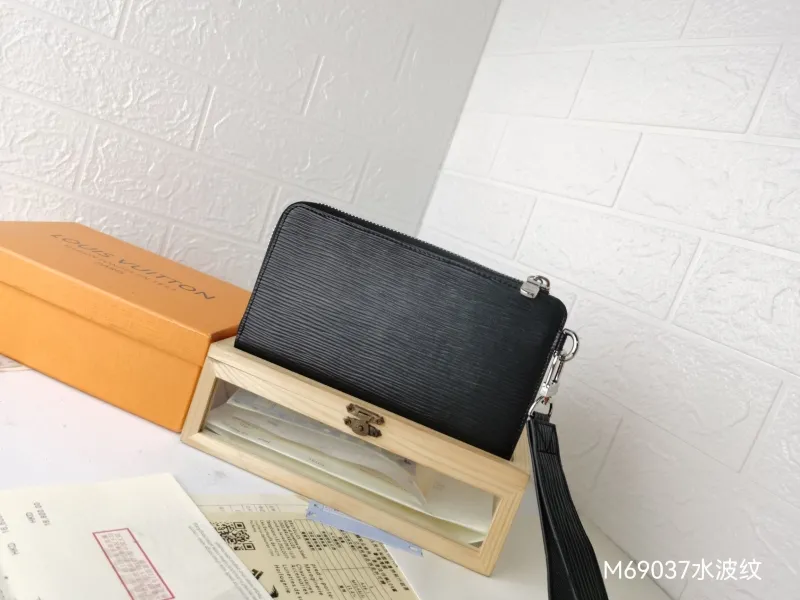 LV Wallets-2373