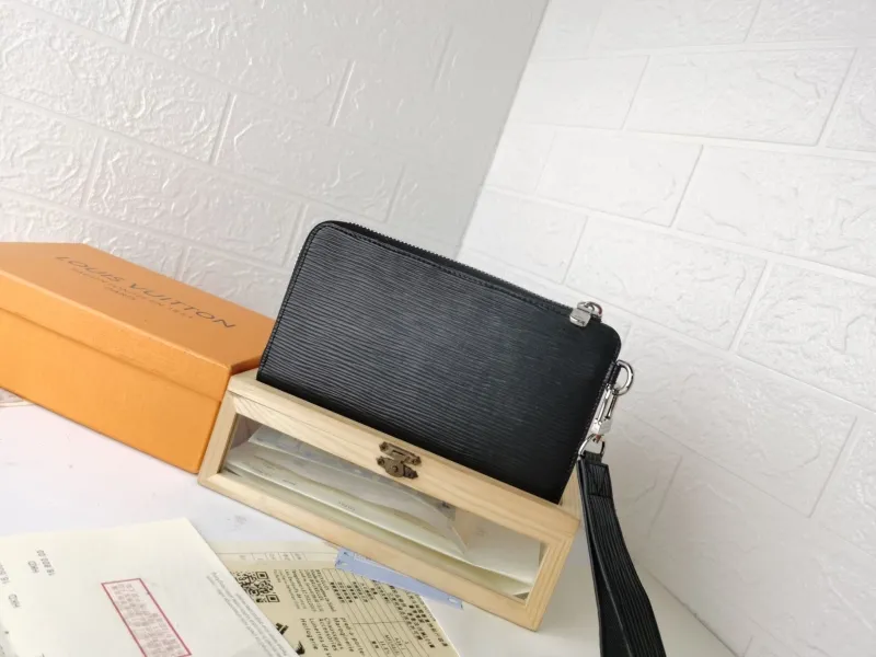 Alternative view of LV Wallets-2373