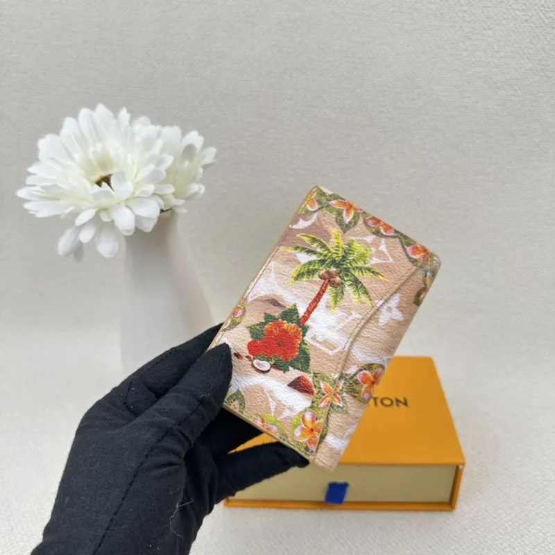 Alternative view of LV Wallets-2384