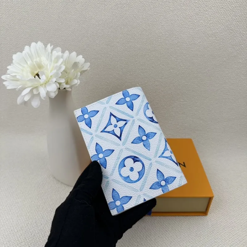Alternative view of LV Wallets-2385