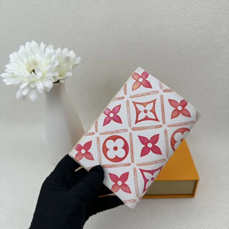 Alternative view of LV Wallets-2386