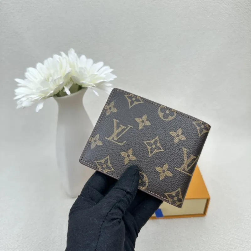 Alternative view of LV Wallets-2395