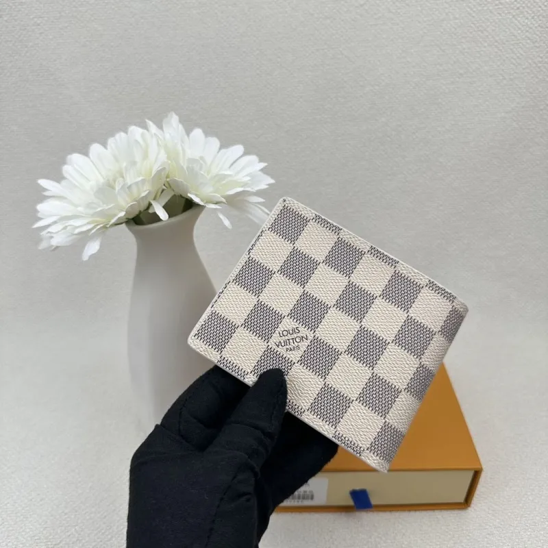 Alternative view of LV Wallets-2397