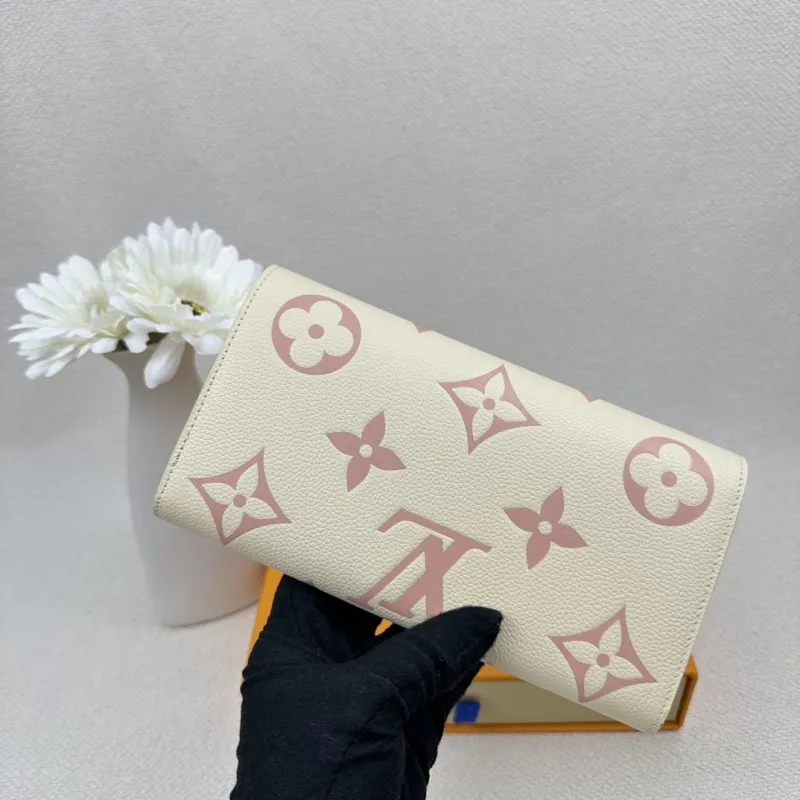 Alternative view of LV Wallets-2406