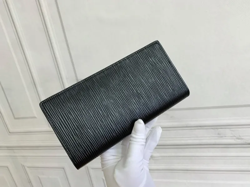 Alternative view of LV Wallets-2414