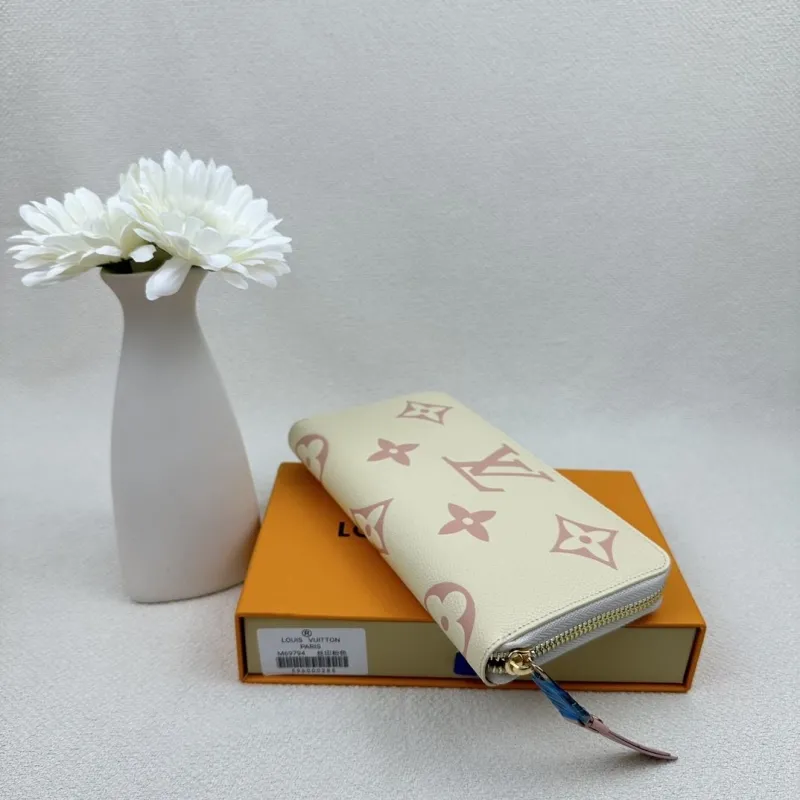 Alternative view of LV Wallets-2415