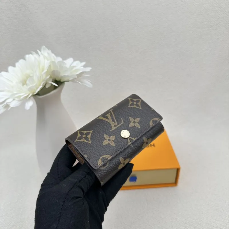 Alternative view of LV Wallets-2420