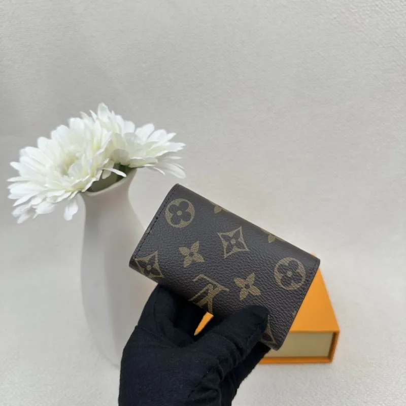 Alternative view of LV Wallets-2423
