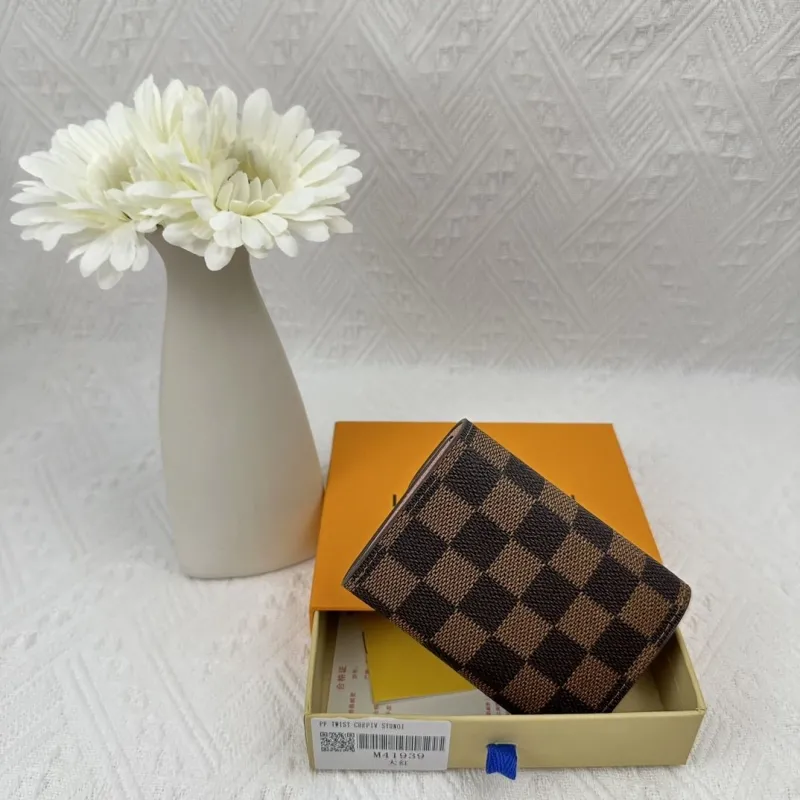 Alternative view of LV Wallets-2427