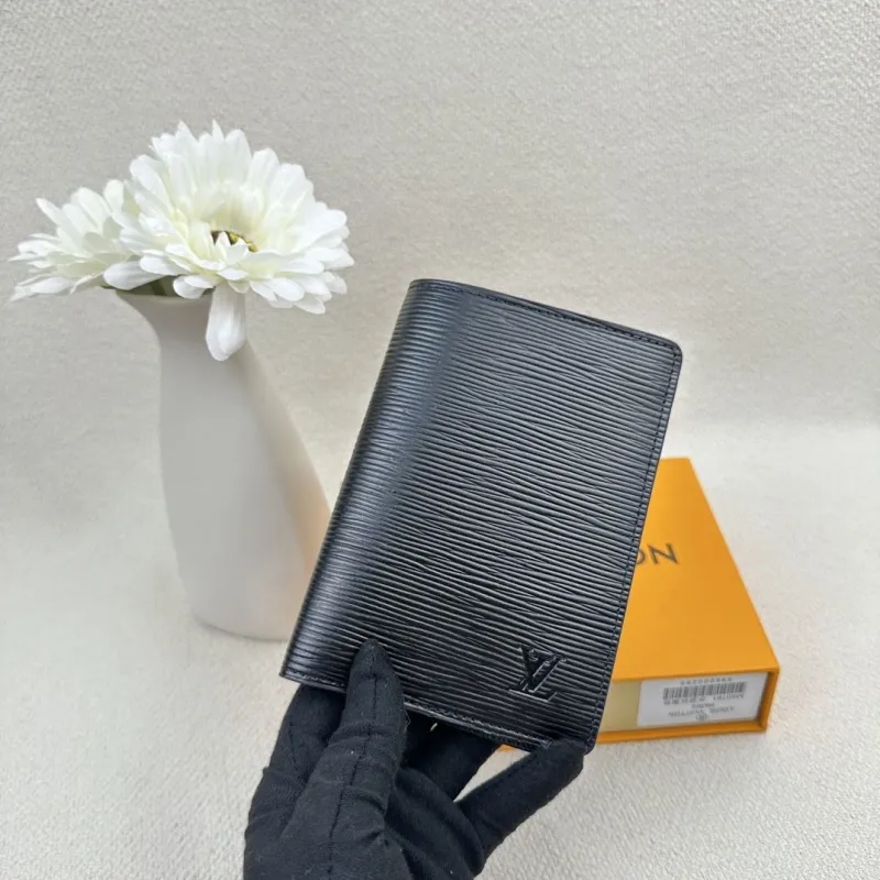Alternative view of LV Wallets-2428
