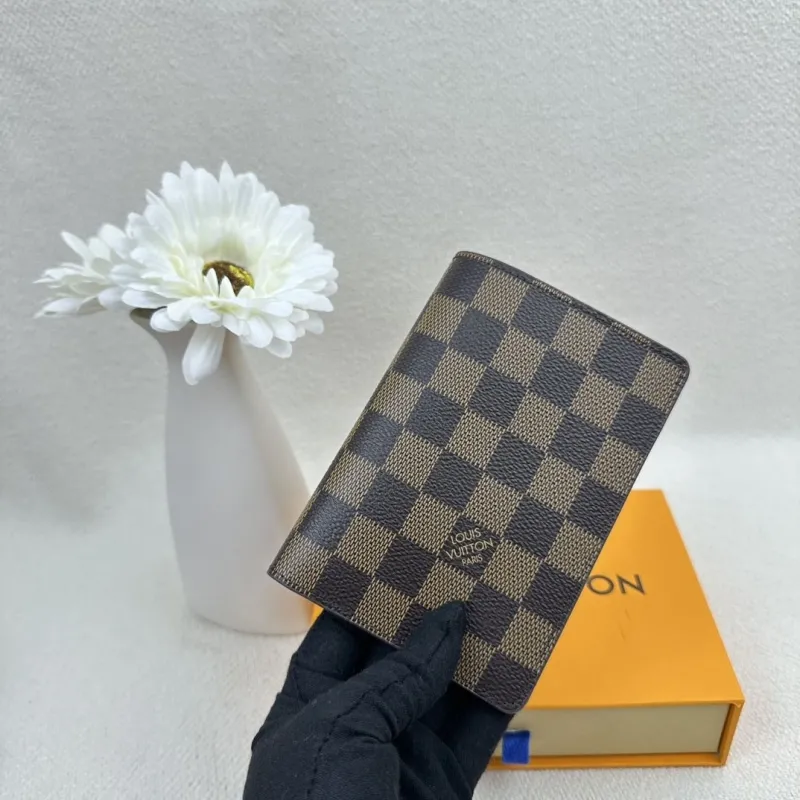 Alternative view of LV Wallets-2432