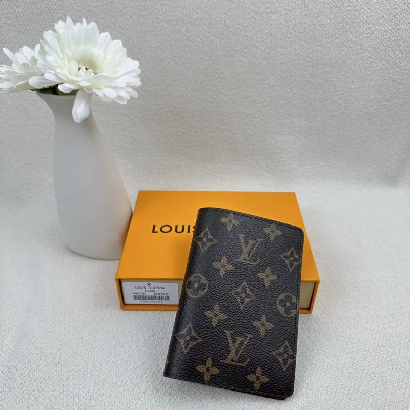 LV Wallets-2433