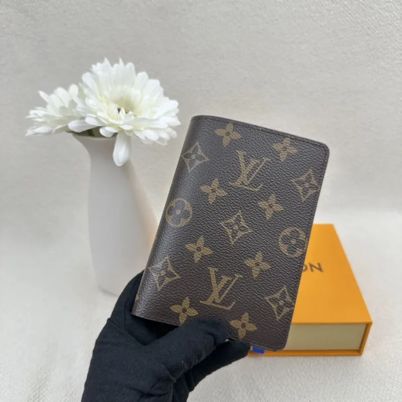 Alternative view of LV Wallets-2433