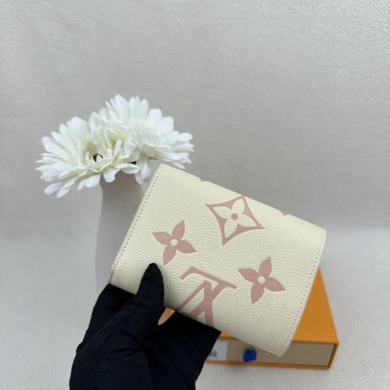 Alternative view of LV Wallets-2435