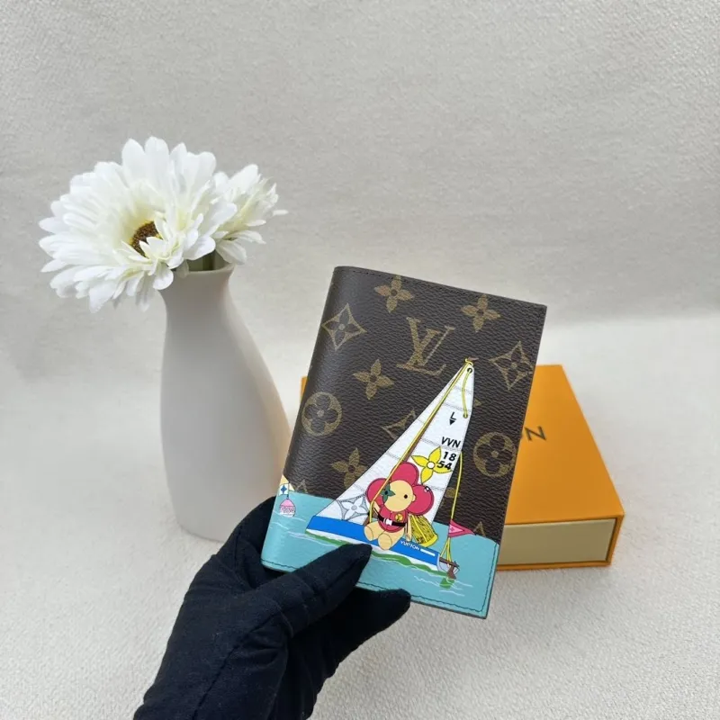 Alternative view of LV Wallets-2444